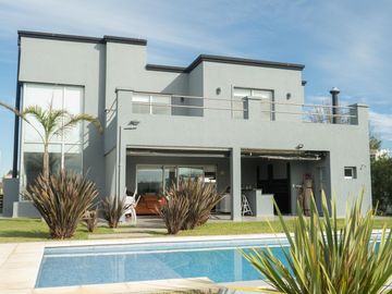 CASA EN VENTA CON FONDO A LA LAGUNA BARRIO SAN LUCAS-CANNING