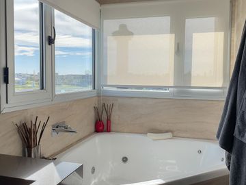 CASA EN VENTA CON FONDO A LA LAGUNA BARRIO SAN LUCAS-CANNING