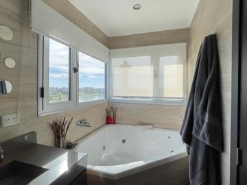 CASA EN VENTA CON FONDO A LA LAGUNA BARRIO SAN LUCAS-CANNING