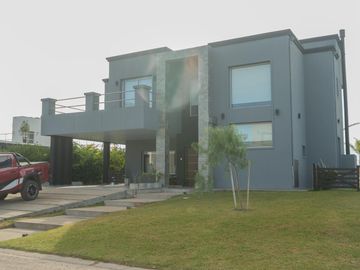 CASA EN VENTA CON FONDO A LA LAGUNA BARRIO SAN LUCAS-CANNING