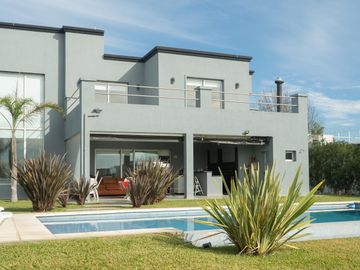 CASA EN VENTA CON FONDO A LA LAGUNA BARRIO SAN LUCAS-CANNING