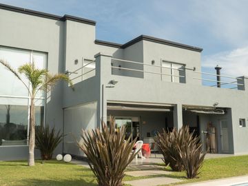 CASA EN VENTA CON FONDO A LA LAGUNA BARRIO SAN LUCAS-CANNING