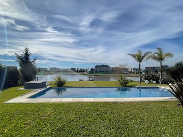 CASA EN VENTA CON FONDO A LA LAGUNA BARRIO SAN LUCAS-CANNING