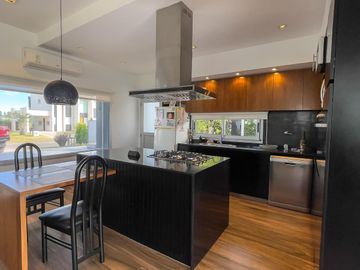 CASA EN VENTA CON FONDO A LA LAGUNA BARRIO SAN LUCAS-CANNING