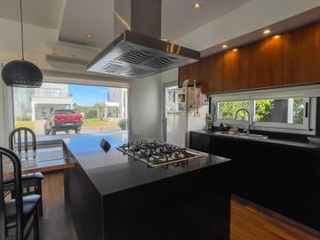 CASA EN VENTA CON FONDO A LA LAGUNA BARRIO SAN LUCAS-CANNING