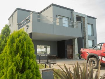 CASA EN VENTA CON FONDO A LA LAGUNA BARRIO SAN LUCAS-CANNING