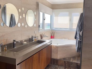 CASA EN VENTA CON FONDO A LA LAGUNA BARRIO SAN LUCAS-CANNING