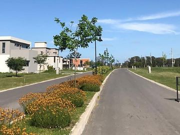CASA EN VENTA CON FONDO A LA LAGUNA BARRIO SAN LUCAS-CANNING