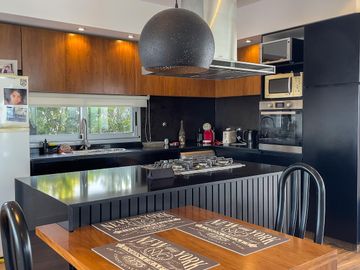CASA EN VENTA CON FONDO A LA LAGUNA BARRIO SAN LUCAS-CANNING