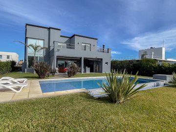 CASA EN VENTA CON FONDO A LA LAGUNA BARRIO SAN LUCAS-CANNING