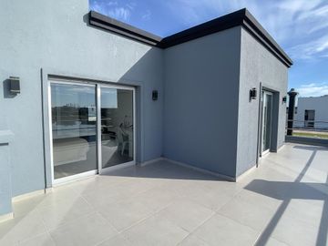 CASA EN VENTA CON FONDO A LA LAGUNA BARRIO SAN LUCAS-CANNING