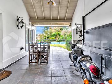 Increíble casa con vista al golf en Larena C.C.