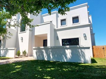 3 Dormitorios, Escritorio, Playroom y Area Servicio.