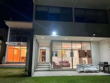 HACIENDA DE LAS PALMAS HERMOSA CASA CON ESTRICTA VIGILANCIA