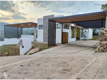 Venta de casa campestre de 1108 M2 en 890 mill en La Mesa Cund