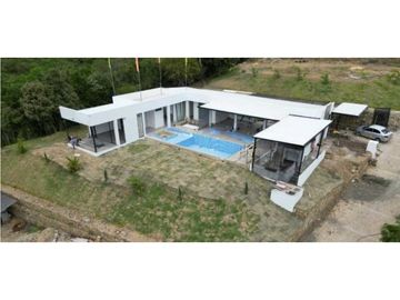 Venta de casa campestre de 1108 M2 en 890 mill en La Mesa Cund