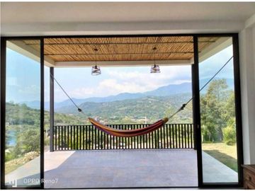 Venta de casa campestre de 1108 M2 en 890 mill en La Mesa Cund