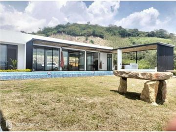 Venta de casa campestre de 1108 M2 en 890 mill en La Mesa Cund