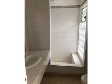 SE VENDE AMPLIA CASA EN SAN ANTONIO
