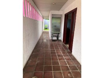 SE VENDE AMPLIA CASA EN SAN ANTONIO