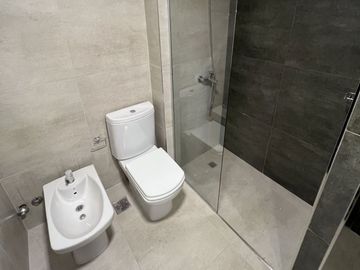 Oroño y Mendoza, Monoambiente con comodín 43mts2 . Incluye aires acondicionados