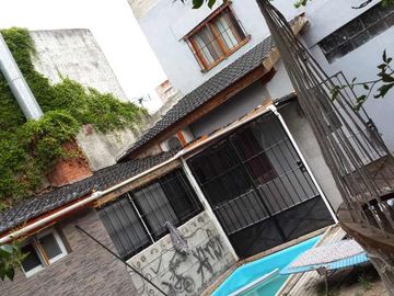 Casa con Departamento en venta en Quilmes Este