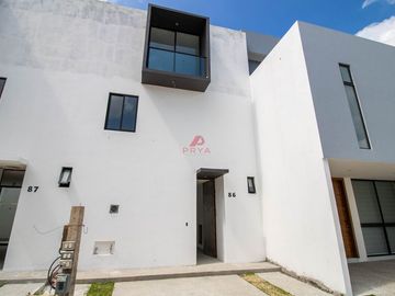 Casa en venta por Mariano Otero, Zapopan Jalisco.