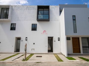 Casa en venta por Mariano Otero, Zapopan Jalisco.