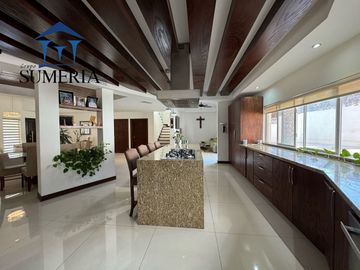 Venta de hermosa y amplia casa CON ALBERCA, Valle Escondido
