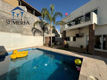 Venta de hermosa y amplia casa CON ALBERCA, Valle Escondido