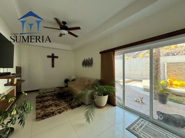 Venta de hermosa y amplia casa CON ALBERCA, Valle Escondido