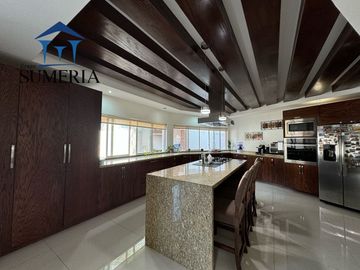 Venta de hermosa y amplia casa CON ALBERCA, Valle Escondido