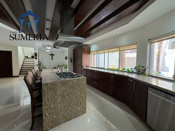 Venta de hermosa y amplia casa CON ALBERCA, Valle Escondido
