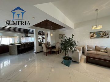 Venta de hermosa y amplia casa CON ALBERCA, Valle Escondido