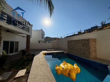 Venta de hermosa y amplia casa CON ALBERCA, Valle Escondido