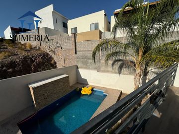 Venta de hermosa y amplia casa CON ALBERCA, Valle Escondido
