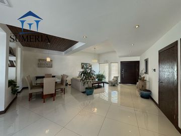 Venta de hermosa y amplia casa CON ALBERCA, Valle Escondido