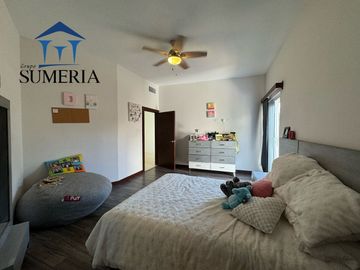 Venta de hermosa y amplia casa CON ALBERCA, Valle Escondido