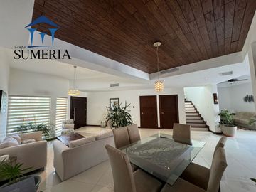 Venta de hermosa y amplia casa CON ALBERCA, Valle Escondido