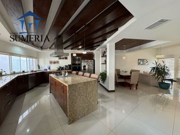 Venta de hermosa y amplia casa CON ALBERCA, Valle Escondido