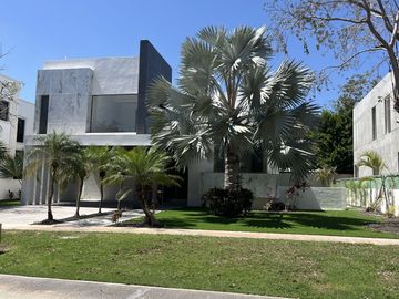 Venta Residencia en Privada Yucatán Country Club
