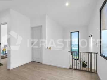 Muy buena casa en venta en lote central en Barrio Santo Tomas