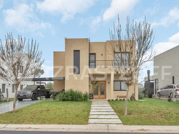 Muy buena casa en venta en lote central en Barrio Santo Tomas