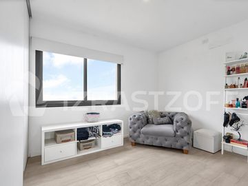 Muy buena casa en venta en lote central en Barrio Santo Tomas