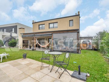 Muy buena casa en venta en lote central en Barrio Santo Tomas