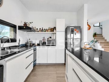 Muy buena casa en venta en lote central en Barrio Santo Tomas