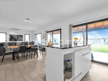 Muy buena casa en venta en lote central en Barrio Santo Tomas