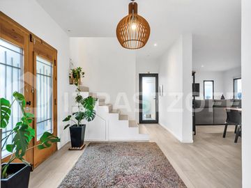 Muy buena casa en venta en lote central en Barrio Santo Tomas
