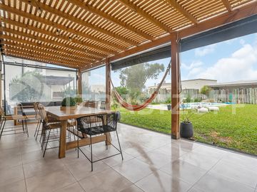 Muy buena casa en venta en lote central en Barrio Santo Tomas