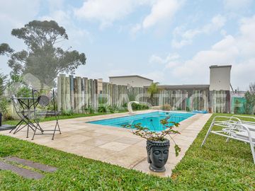 Muy buena casa en venta en lote central en Barrio Santo Tomas
